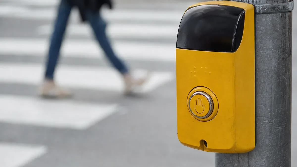 Telefon w kieszeni i odblaski na plecaku - policja przypomina zasady