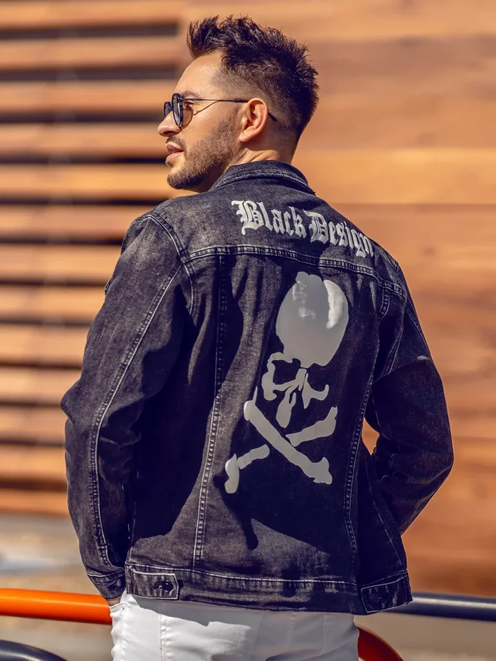 Czarna kurtka jeansowa męska z nadrukiem to wyrazisty element outfitu!