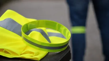 Odblaskowe szelki i lampki dla pieszych. Trzy poranki akcji w Gnieźnie