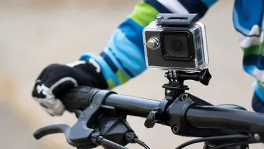 W Gnieźnie powstanie 20 portretów rowerzystów w kaskach
