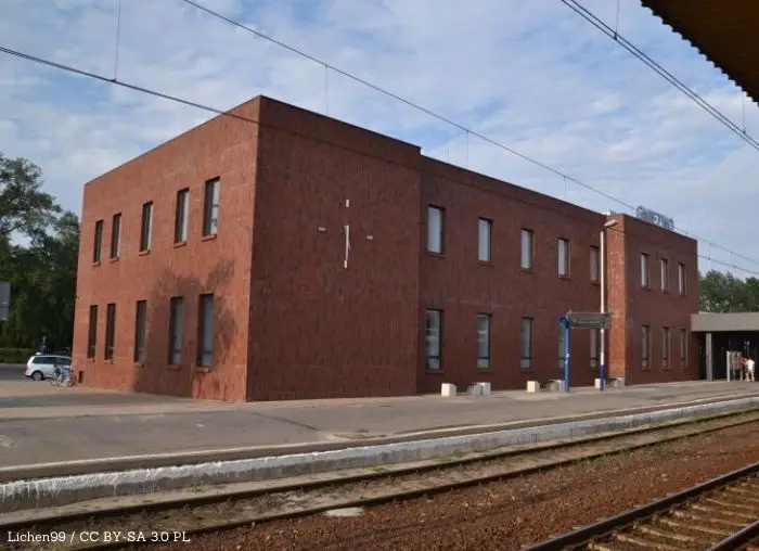 Więcej miejsc parkingowych przy poradni i centrum pomocy rodzinie w Gnieźnie