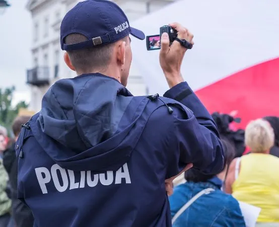 KPP w Gnieźnie podświetla budynek na czerwono w geście solidarności