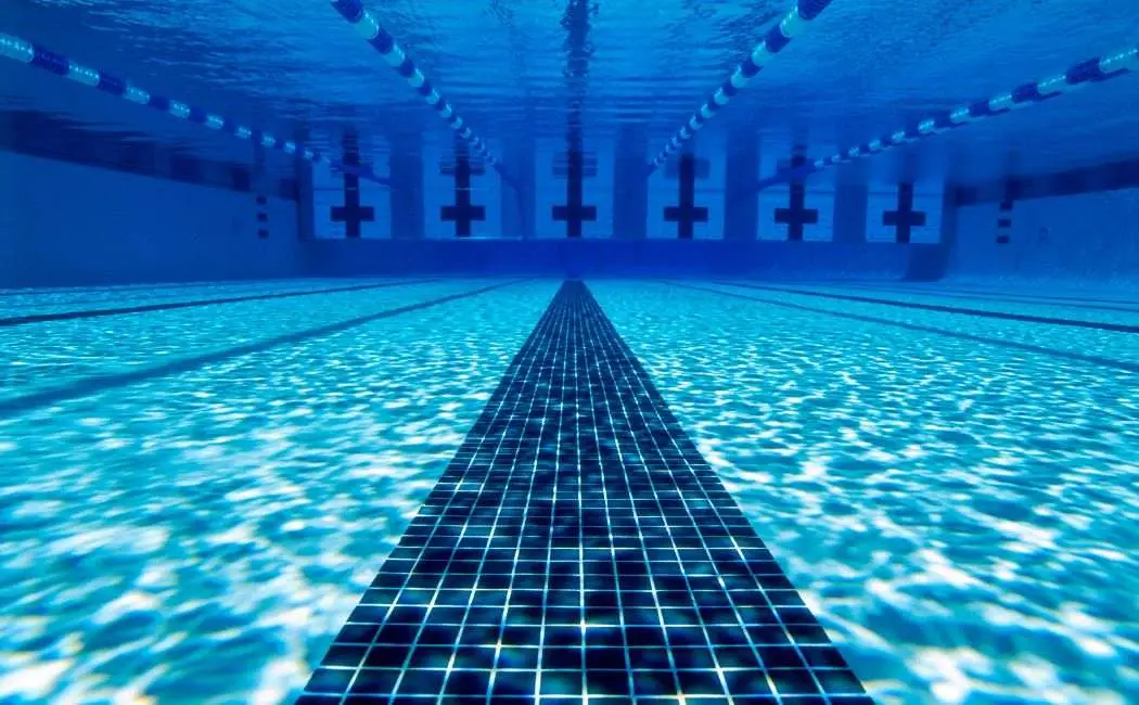 Prezent na Mikołajki - karnet na basen jako chwila relaksu i zabawy dla rodziny