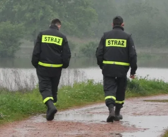 Strażacy i policjanci oddali hołd tragicznie zmarłym strażakom w Gnieźnie