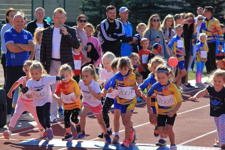 Obrazek przedstawia grafikę promocyjną wydarzenia Zawody biegowe dla dzieci i dorosłych w Gnieźnie