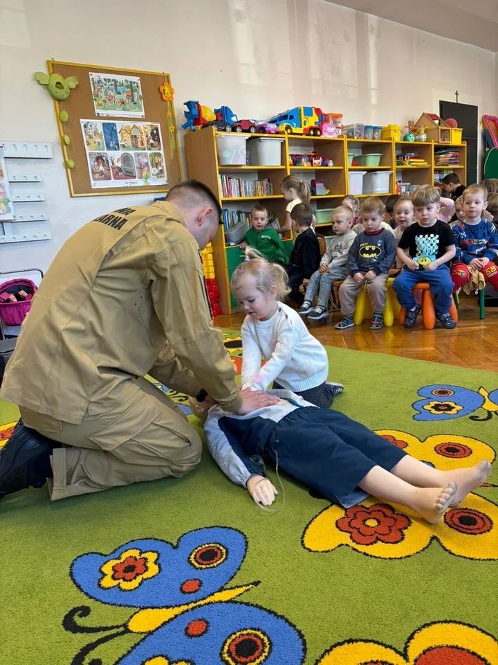 Przedszkolaki z Gniezna ćwiczyły ratowanie życia pod okiem ratownika medycznego