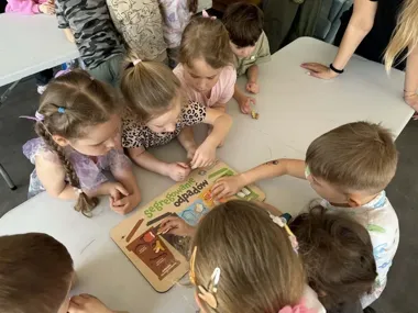 Przedszkolaki z Plastusiowa uczą się recyklingu – nauka, zabawa i kaucja za opakowania