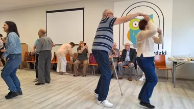 Przeboje z dawnych lat porwały seniorów na parkiet w Sówce