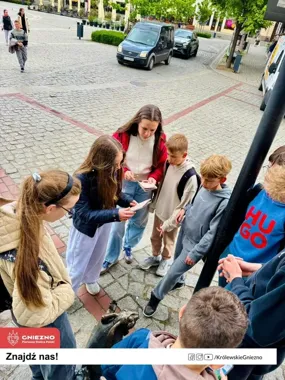 Pociąg Koronacyjny ruszył. Uczniowie poznają Gniezno już w wagonach
