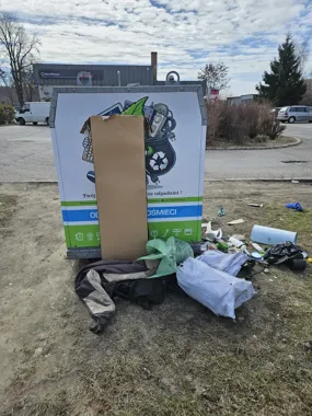 Pod pojemnikami rosną sterty, a straż miejska już namierzyła 21 osób