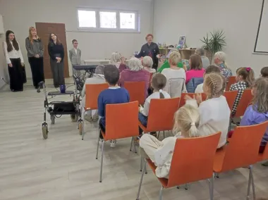 Muzyka i czytanie łączą pokolenia – spotkanie w Domu Sąsiedzkim Pod Sówką