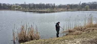 Wędkarze posprzątali jezioro Jelonek – mniej śmieci niż rok temu