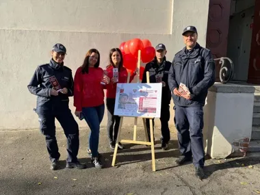 Ważne numery na zakładkach. Policja i MOPS rozmawiały z dziećmi w Gnieźnie
