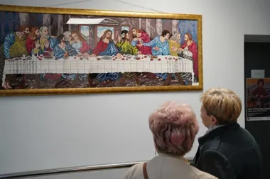 Haftowane obrazy w Gnieźnie - jak Czesława Wojciechowska maluje igłą i nitką