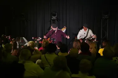 Kwiaty, piosenki i wzruszenia - Zagrali i Poszli w Scenie to Dziwna