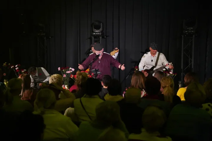 Kwiaty, piosenki i wzruszenia - Zagrali i Poszli w Scenie to Dziwna