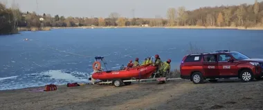 Sekundy od tragedii na jeziorze Winiary - mężczyzna w wodzie kilkadziesiąt metrów od brzegu