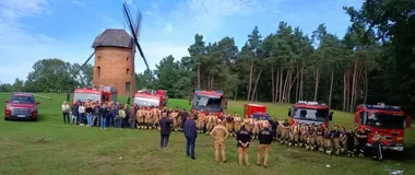 Pożar zabytkowego wiatraka i porażeni piorunem. Ćwiczenia w Dziekanowicach