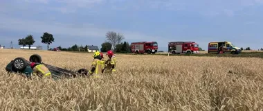 Dachowanie na DW 197 - kierowca trafił do szpitala, pasażer bez dolegliwości