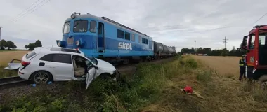 Auto pchnięte 200 metrów przez pociąg - tragiczny finał na przejeździe w Kiszkowie